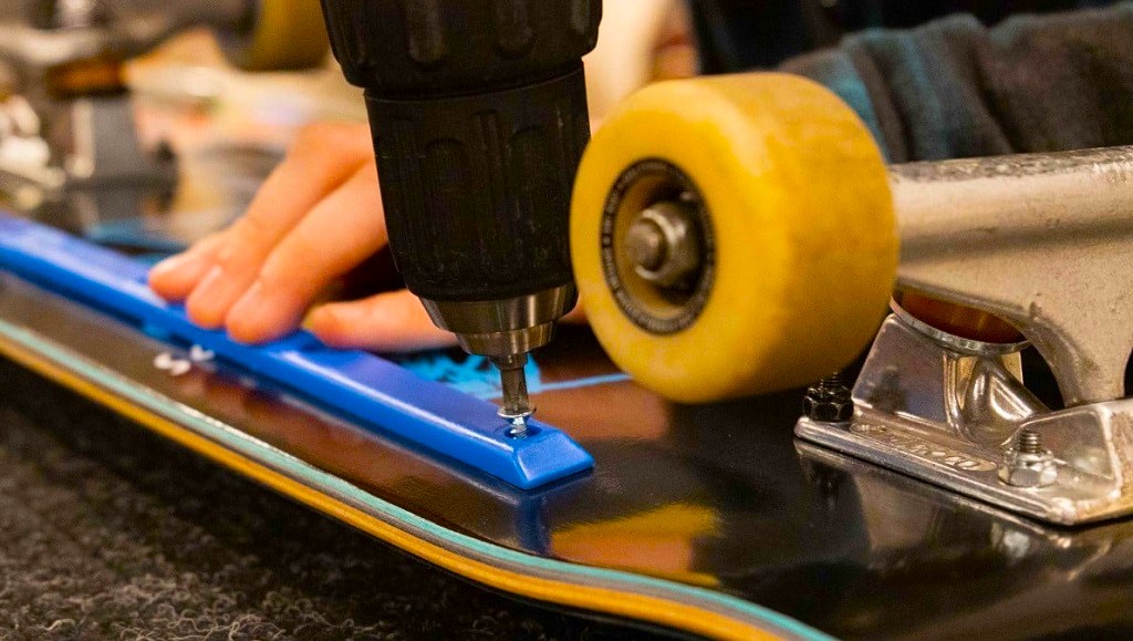 How to tighten bearings on a skateboard