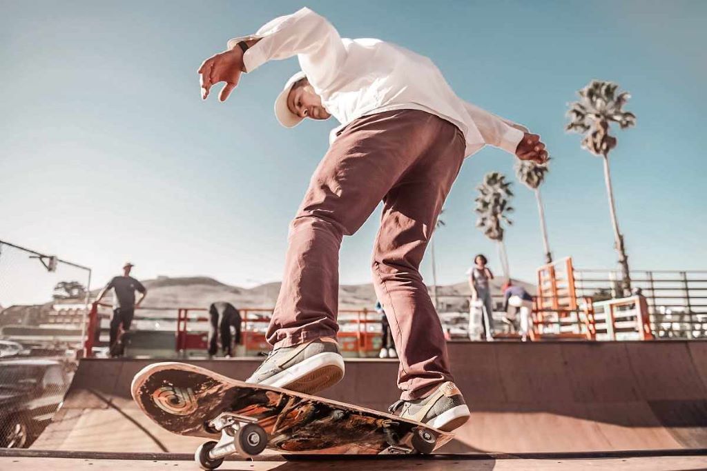 Skateboarding scene showing stylish, stretchable pants ideal for performance and everyday practice