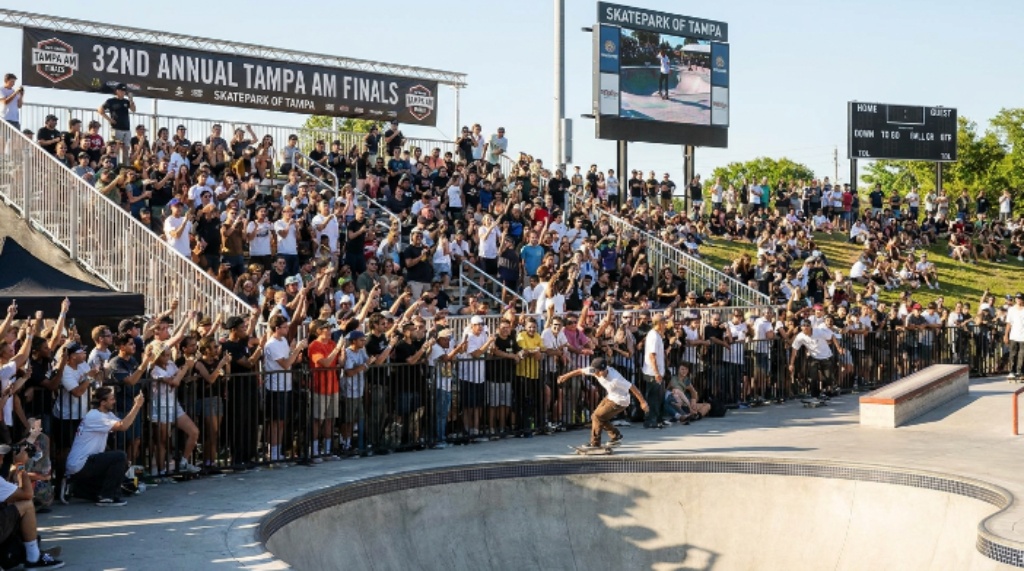 Crowd watching finals at 32nd Annual Tampa Am Skatepark of Tampa
